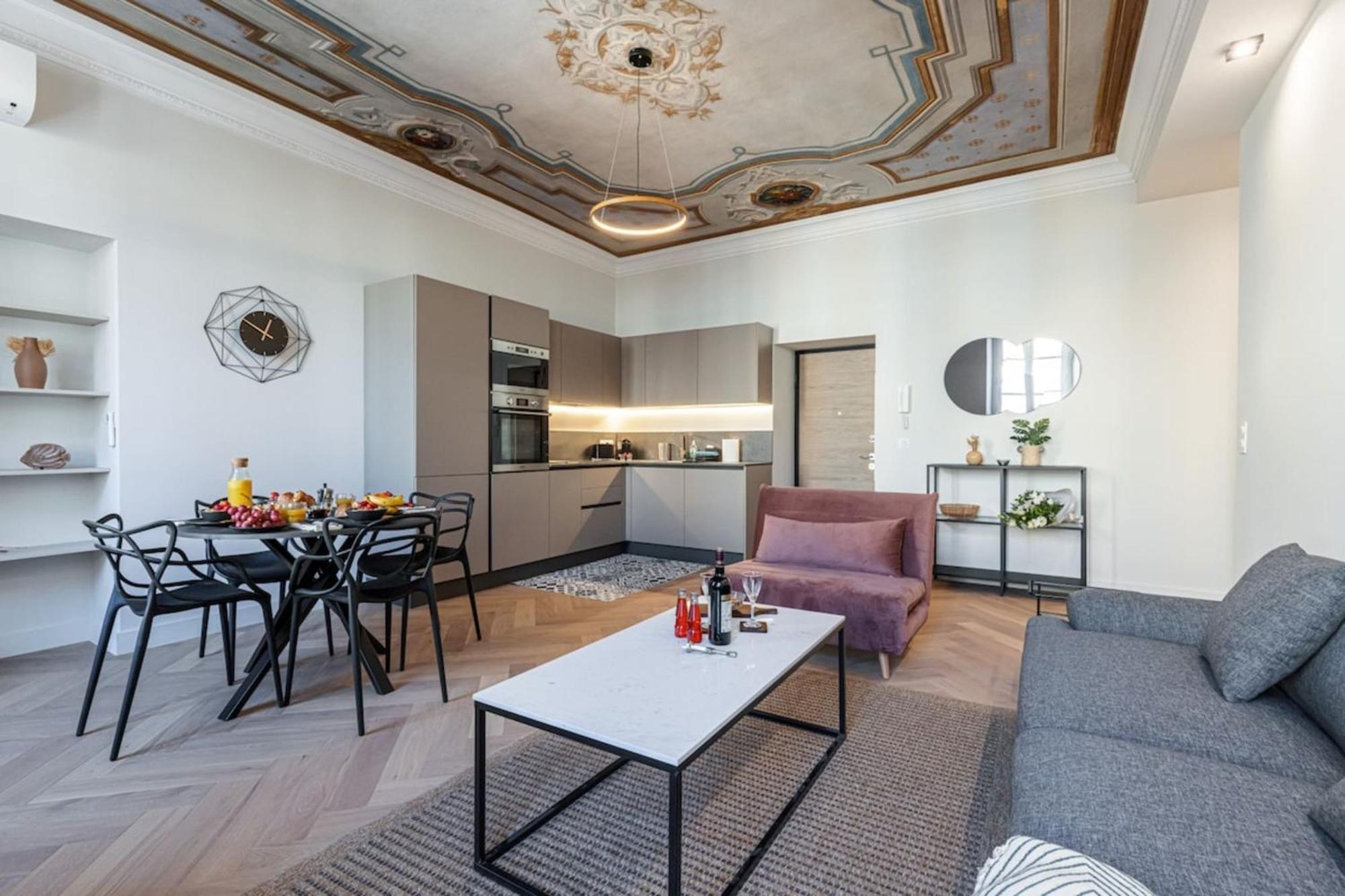 Philibert - Traditional With Historical Fresco Appartement