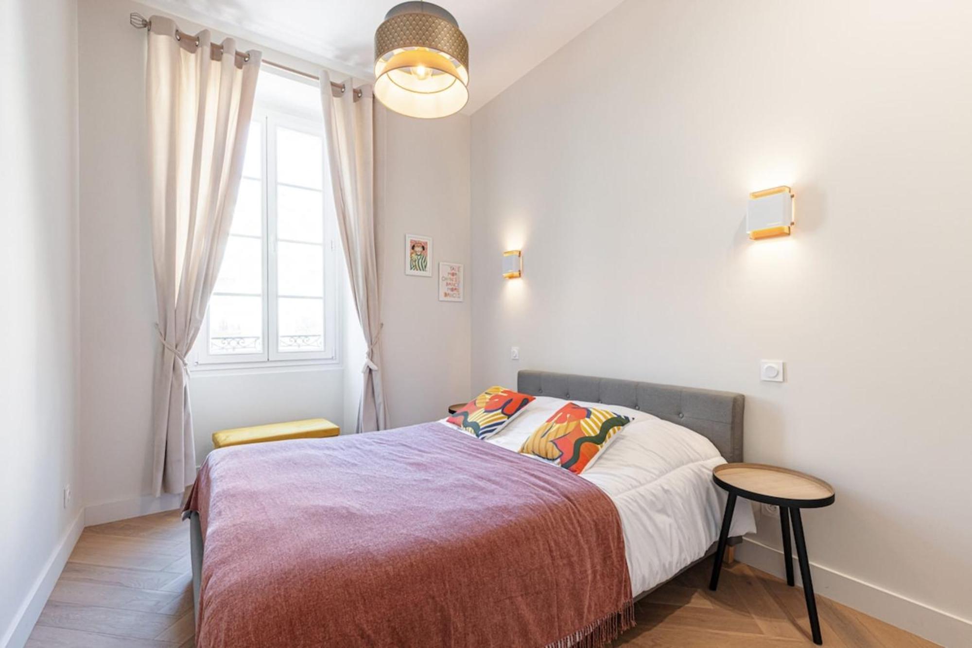 Philibert - Traditional With Historical Fresco Apartment Nice